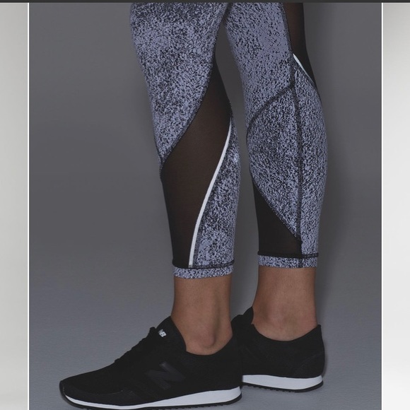 ✨Lululemon Athletica Outrun Tight Sz 4✨ - Picture 3 of 10